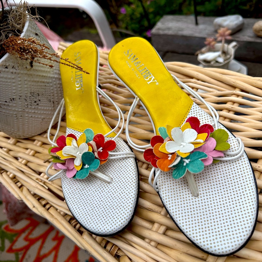 Summer dress sandals , thong, floral trim makes them party ready 6.5. So cute